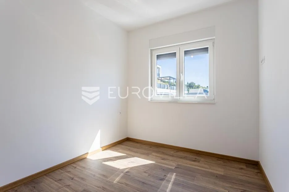 vodice, moderna dvojna kuća s bazenom, novogradnja 169,89 m² - slika 21
