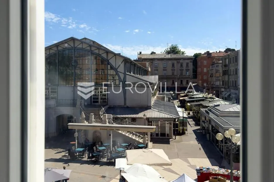 istra, pula, u centru grada moderno opremljen trosobni stan 85 m² - slika 9