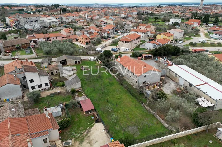 Istra, Vodnjan, 1043 m² građevinskog zemljišta s postojećim objektom