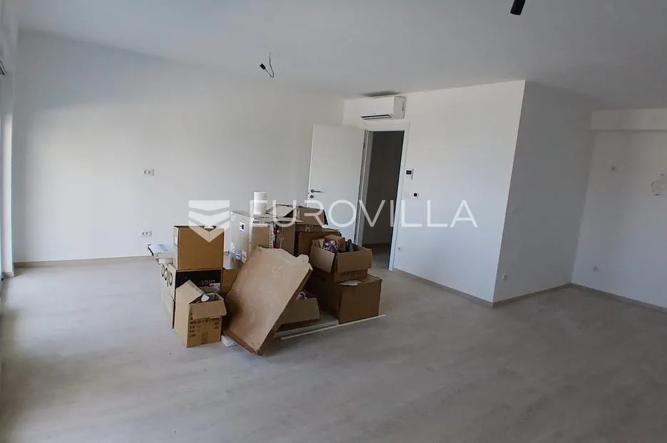 makarska, moderan dvosoban apartman s velikom terasom - slika 2