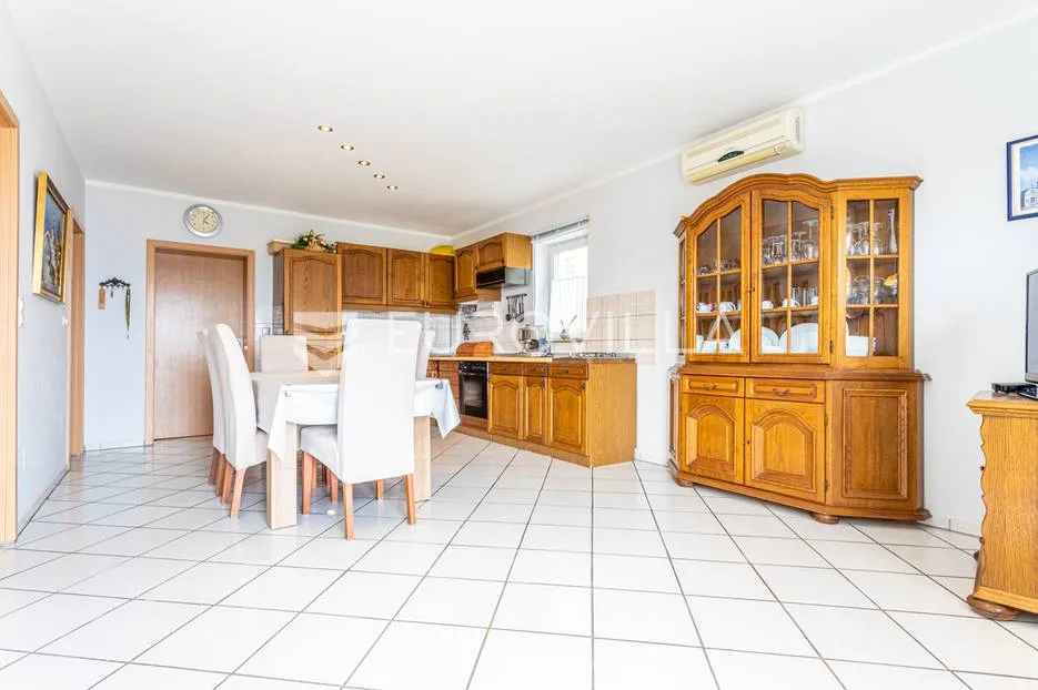 omiška rivijera- lokva rogoznica, apartmanska kuća s 8 stanova, udaljena 300 m od mora. - slika 2