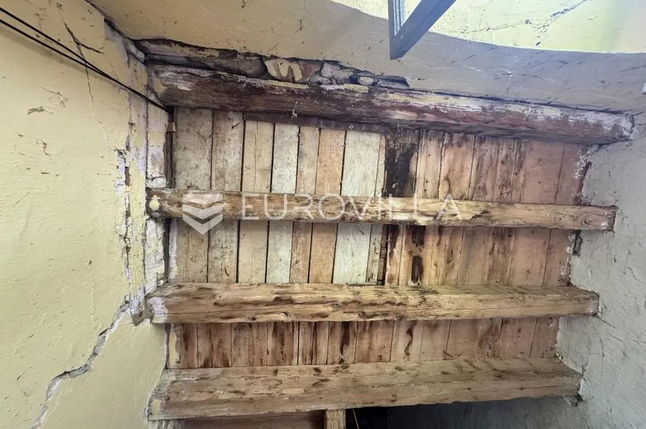 istra, tar, kamena kuća u nizu za renovaciju s okućnicom, 500 metara od mora - slika 9