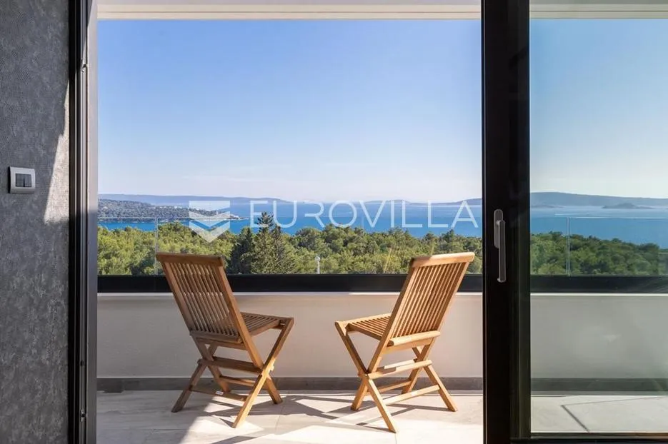 trogir, seget, luksuzna vila s bazenom i predivnim pogledom na šumu, more i otoke - slika 28