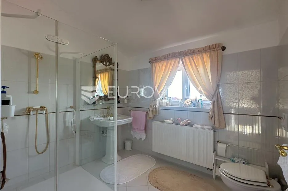 istra, višnjan, namještena vila s okućnicom,jedinstvena lokacija - slika 32