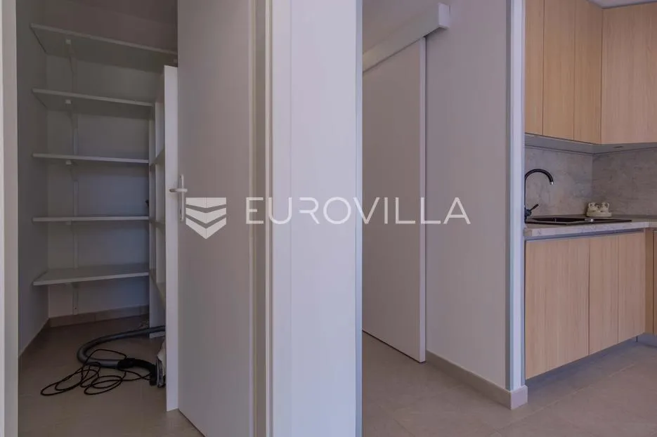 istra, poreč, unikatna dizajnerska vila s dodatnim apartmanom, wellnessom i grijanim bazenom - slika 35