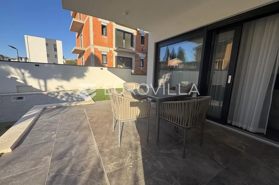istra, rovinj, luksuzan namješten trosoban stan 130m2 u prizemlju s vrtom i bazenom - slika 17