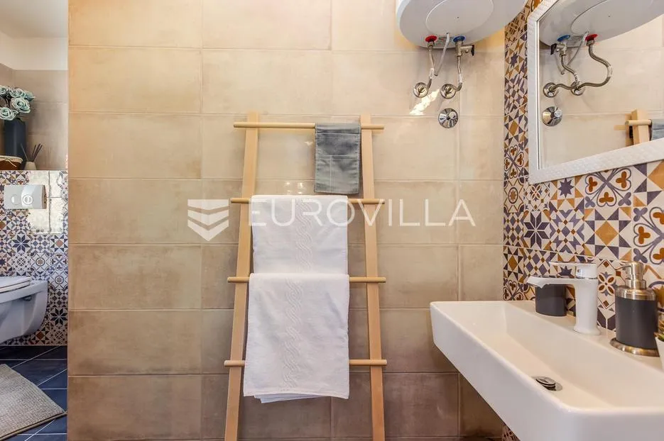 rijeka, centar, novouređen dvoetaži stan nkp 125 m2 s četiri apartmana - slika 7