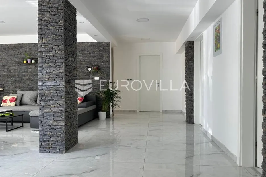 otok rab, banjol, luksuzno prizemlje s bazenom, 200 m² okućnice i pogledom na more - slika 4