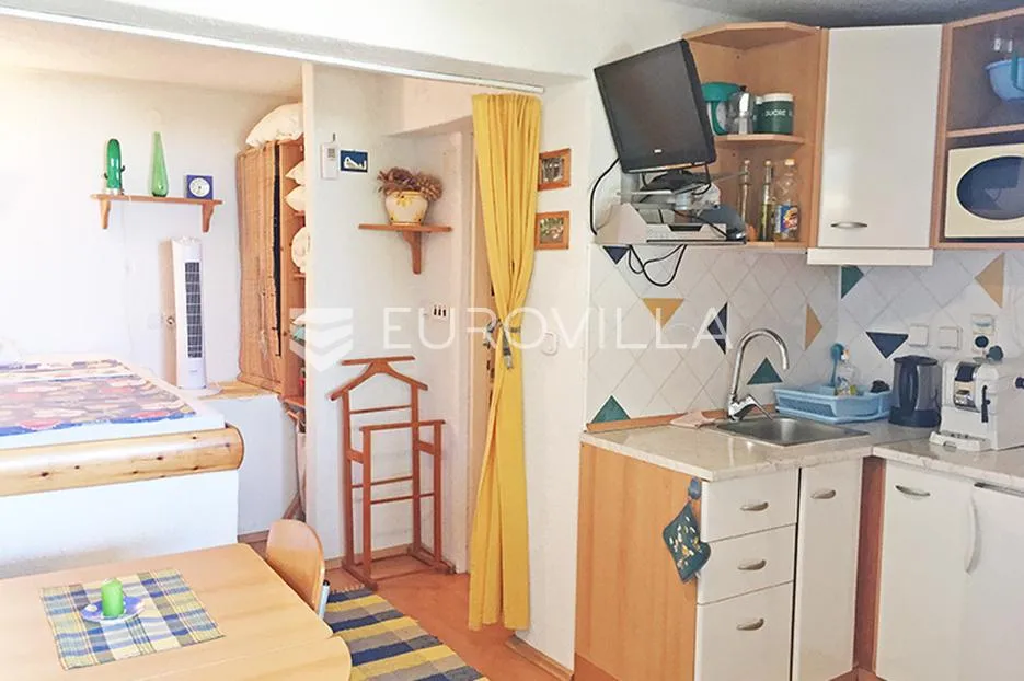 hvar, kuća na tri etaže s dodatnim građevinskim zemljištem - slika 3