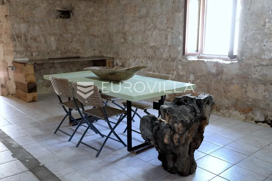 prvić luka, djelomično renovirana kamena kuća, prvi red do mora, 298 m² - slika 19