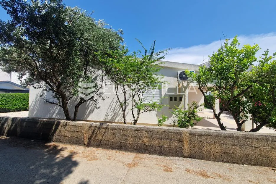 vir, kuća s dva apartmana, 6 spavaćih soba i velikim privatnim dvorištem - slika 43