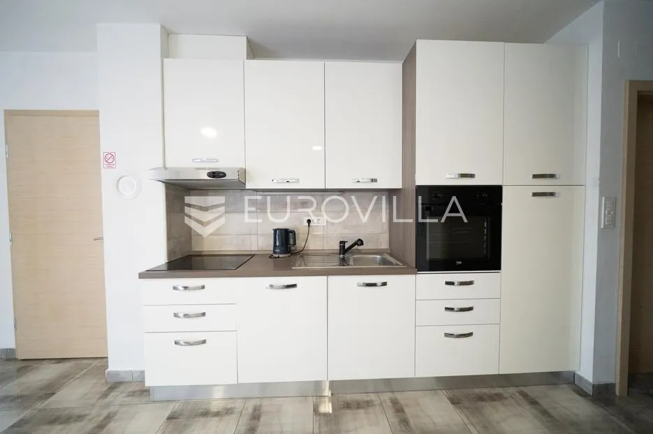 tisno, atraktivna višestambena nekretnina s tri funkcionalna stana i vrtom, površine 165,19 m² - slika 5