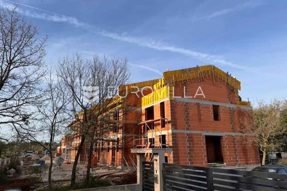 poreč, prekrasan trosobni stan u kući u nizu od 125 m2 s velikim vrtom - slika 17