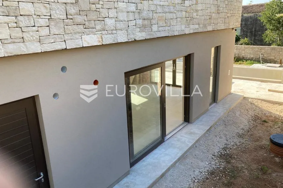 istra, okolica bala, kamena dizajnerska kuća 176 m² s bazenom - slika 47
