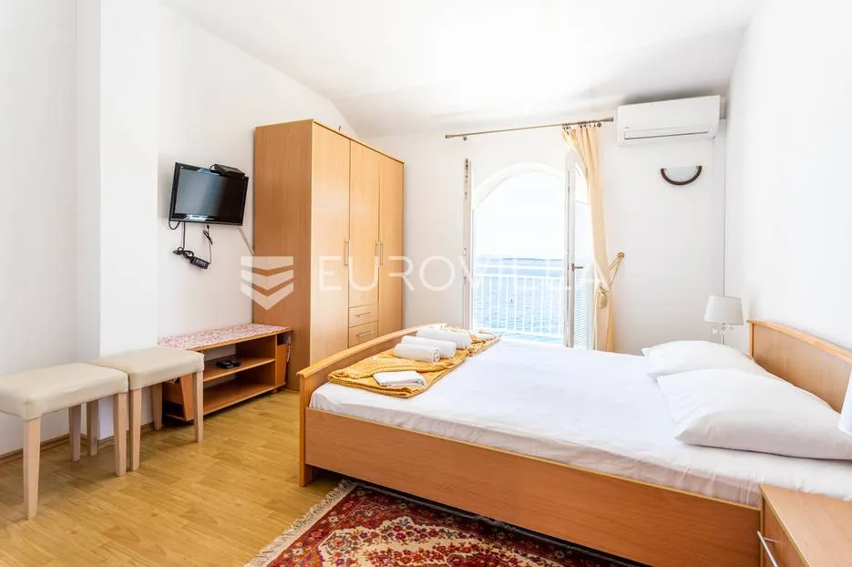 drvenik, makarska rivijera, više apartmanska kuća prvi red do mora - slika 9