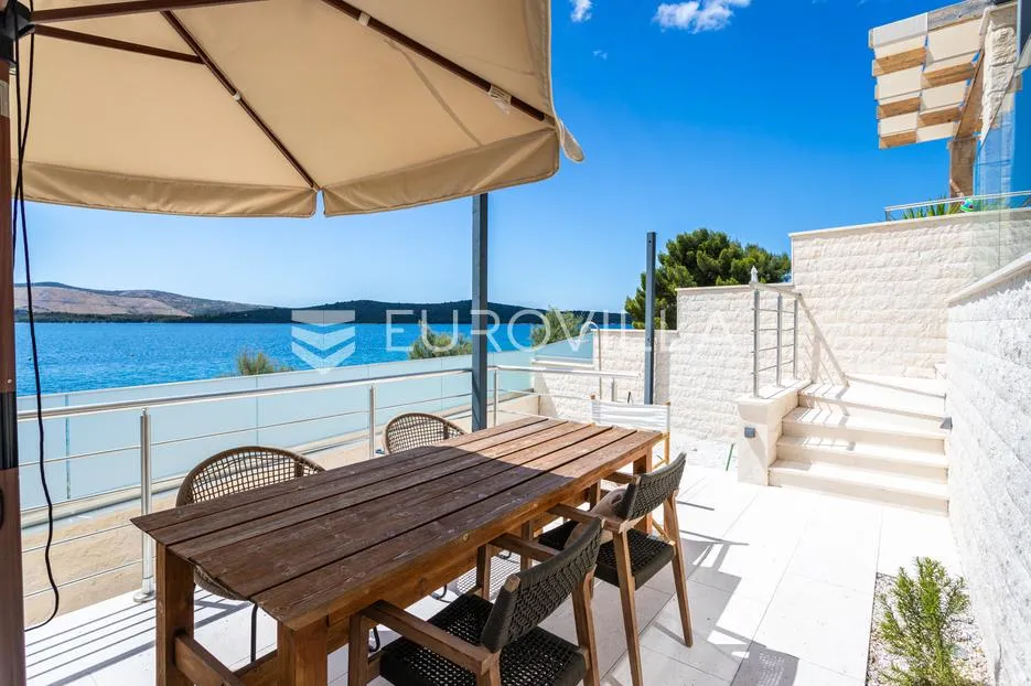 žaborić, prekrasan trosoban stan na samoj plaži, 121,99 m² - slika 27