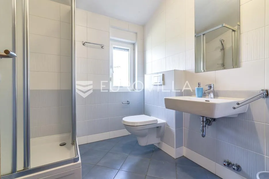 zagreb, šestine, prekrasna kuća s velikim vrtom i bazenom 300 m2 - slika 17