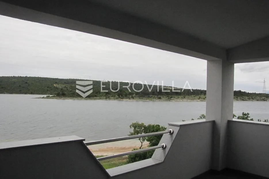 kruševo, crna punta, prekrasna kuća prvi red do mora s tri stambene jedinice - slika 38