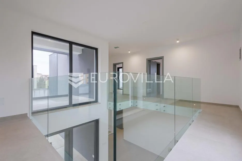 istra, pomer, unikatna, moderna villa 20 m od mora 322 m² - slika 36