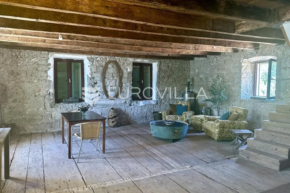 prvić luka, djelomično renovirana kamena kuća, prvi red do mora, 298 m² - slika 37