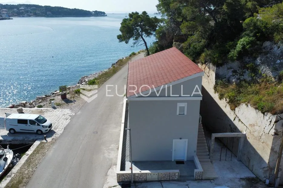 brač, selca, prvi red do mora kuća s četiri apartmana - slika 8