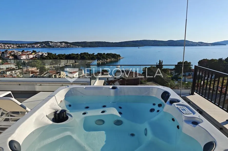 trogir, čiovo, dizajnerski uređen dvosoban stan s krovnom terasom garaža, jacuzzi - slika 20