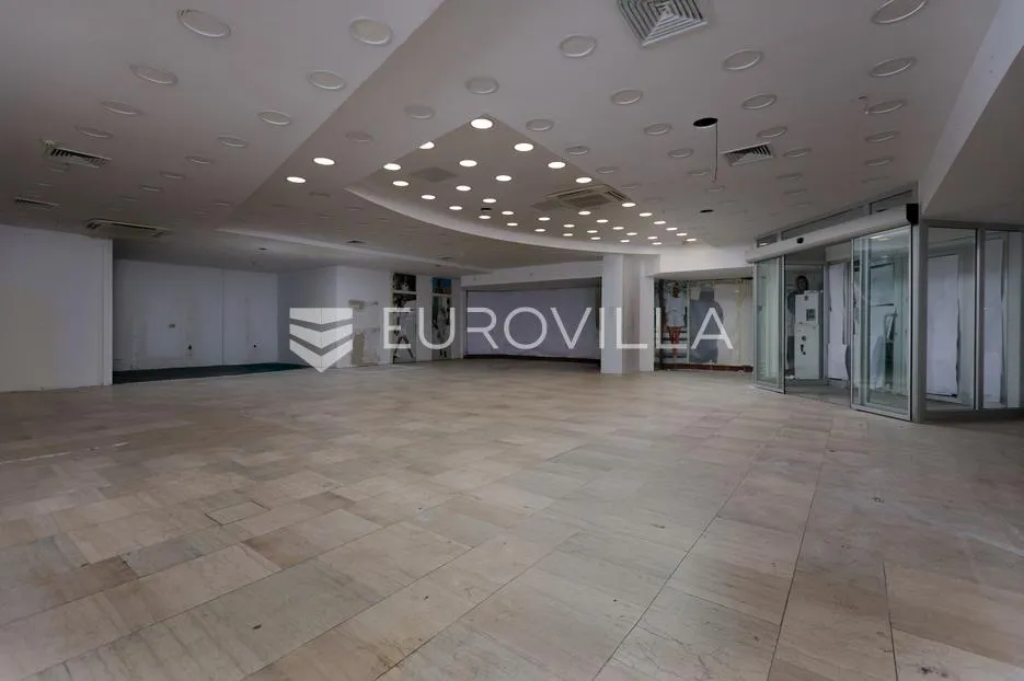 centar rijeke, prizemni poslovni prostor 169 m² s dva izloga, dugoročni najam - slika 4