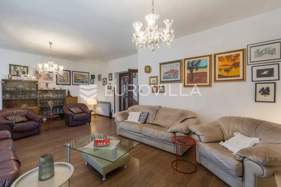 pula, veli vrh, vila s 4 odvojena apartmana, bazenom i velikom okućnicom - slika 45