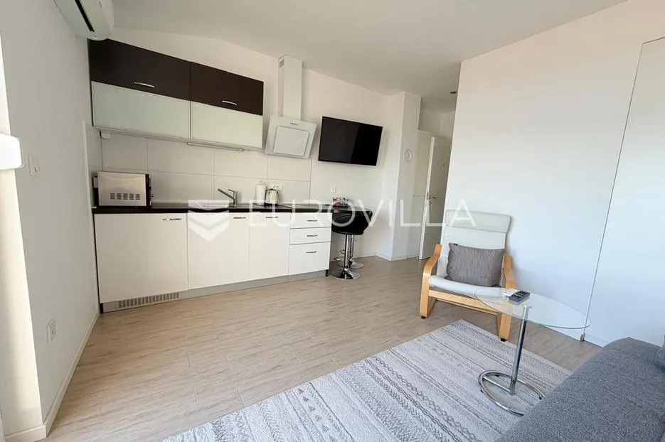 crikvenica, kuća s četiri apartmana, bazenom, uhodan turistički posao s pogledom na more - slika 11