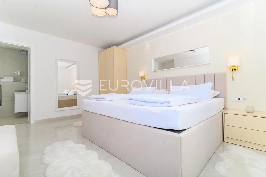 omiš, elegantna vila s tri stana i otvorenim pogledom na more - slika 15