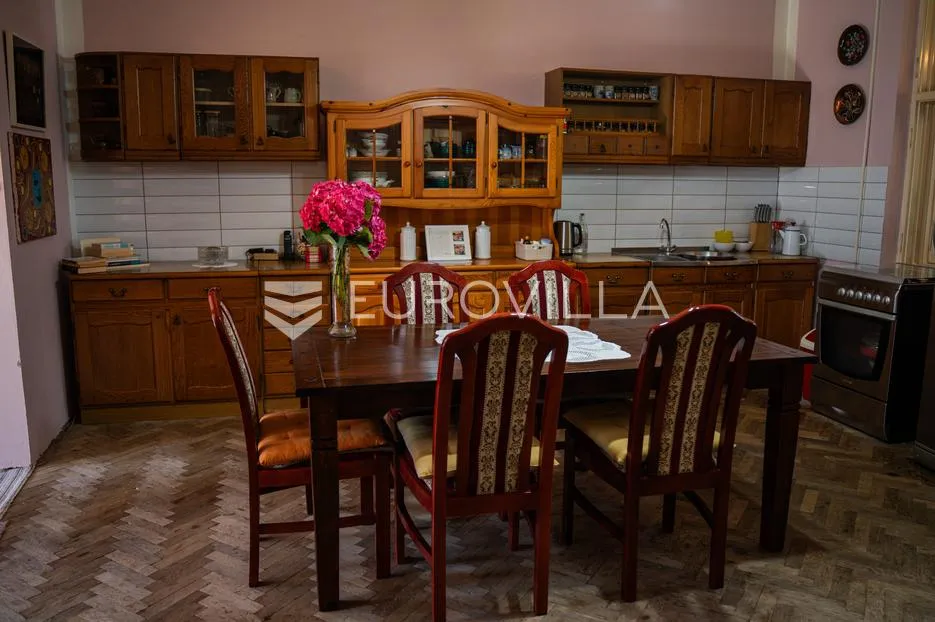 vinkovci, centar, građanski stan u povijesnoj zgradi, 163 m² s velikim potencijalom - slika 3