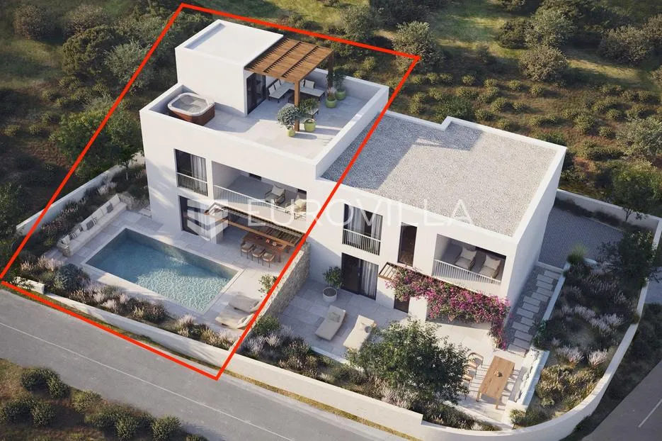 Vodice, luksuzan stan na tri etaže s bazenom i krovnom terasom s panoramskim pogledom na more