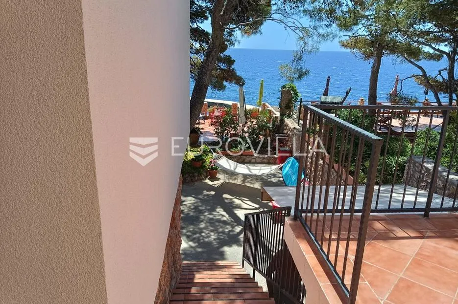 hvar, lijepa kuća na južnoj strani otoka 1.red uz more - slika 2