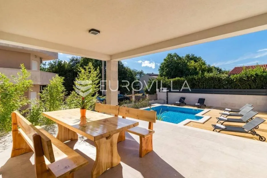 istra, ližnjan, vila 294 m2 s grijanim bazenom i uređenom okućnicom - slika 38