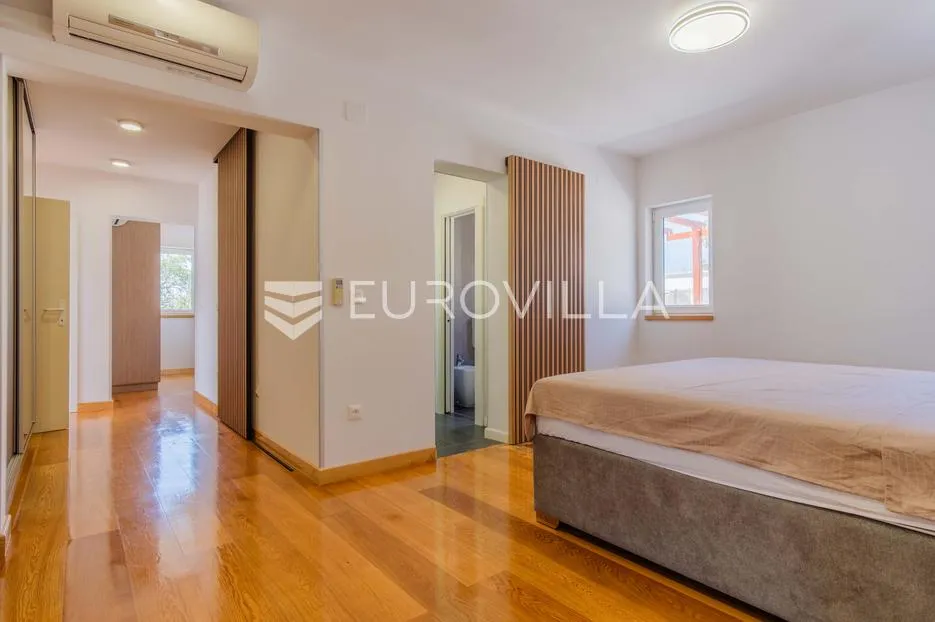 istra, poreč, unikatna dizajnerska vila s dodatnim apartmanom, wellnessom i grijanim bazenom - slika 62