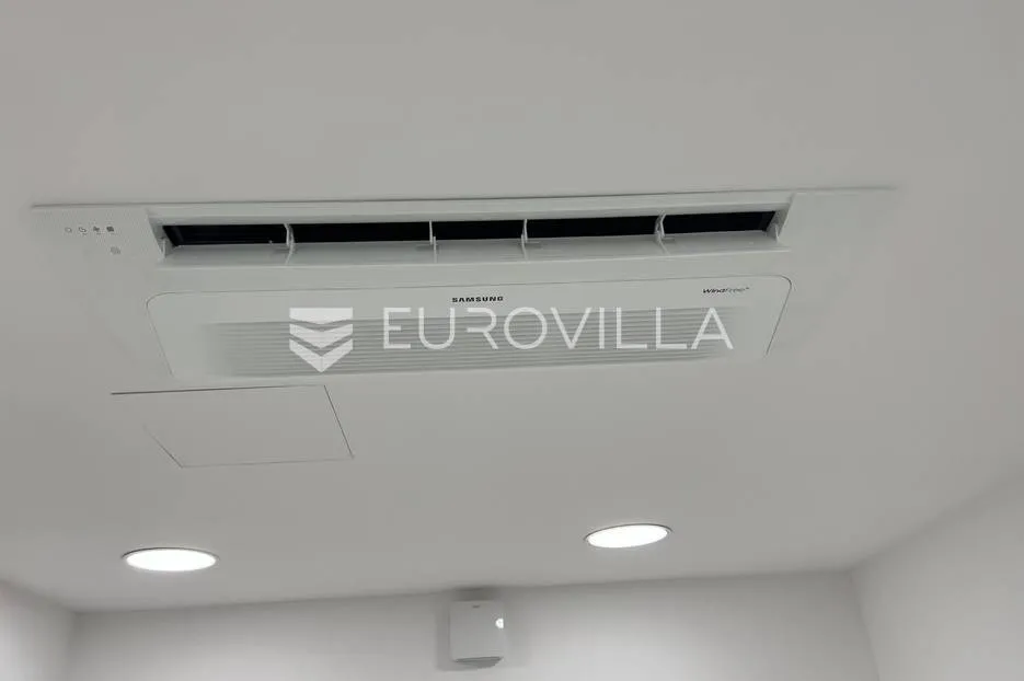 pula, centar, adaptiran i uređen poslovni prostor u strogom centru, 18 m² - slika 3