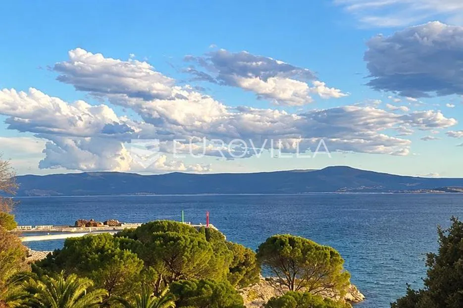 crikvenica, troetažna kuća na šetnici s dva odvojena ulaza, prvi red do mora - slika 16