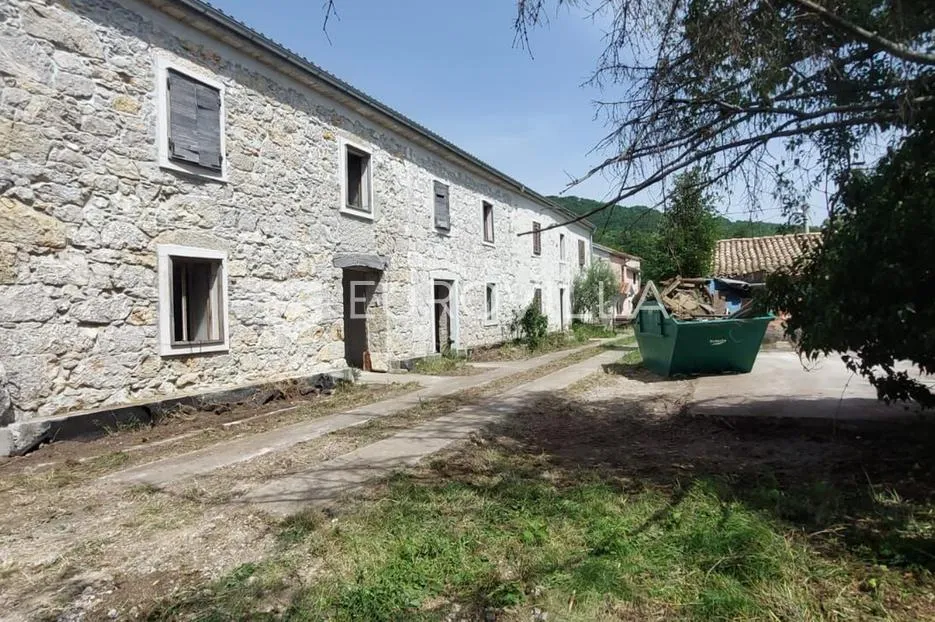istra, roč, kamena starina s gospodarskim objektima i poljoprivrednim terenom - slika 2