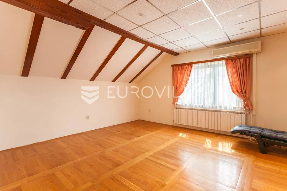 zagreb mikulići samostojeća kuća 300m2 na parceli 520m2 - slika 2