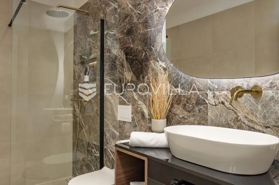 rijeka, centar, novouređen luksuzan stan 100 m² s tri apartmana - slika 18