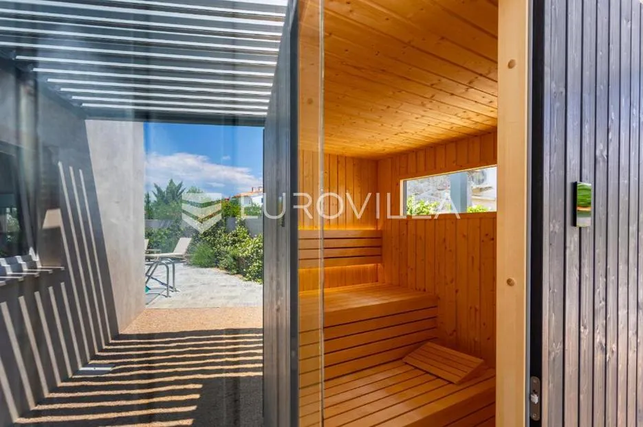 krk, dobrinj, moderna dvojna kuća s bazenom i saunom 107 m², okućnica 315 m² - slika 26