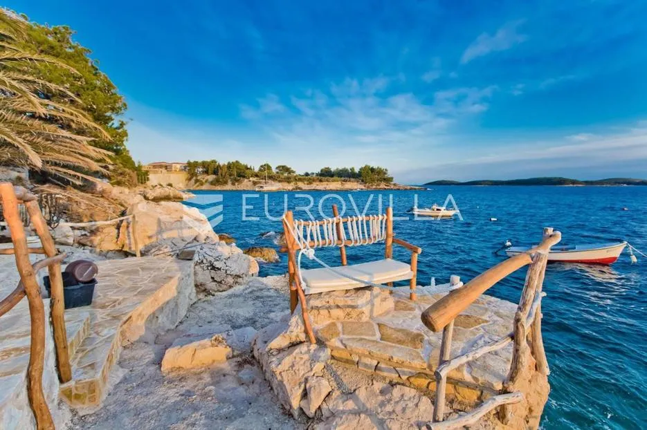hvar, jedinstvena nekretnina na prekrasnoj poziciji 1.red uz more - slika 11