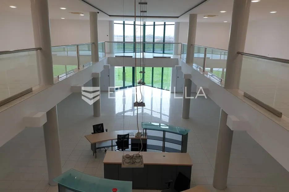 Poslovna zgrada za zakup 1276 m² s nenatkrivenom terasom 140 m² Novi Zagreb, Buzin - Buzin, Zagreb