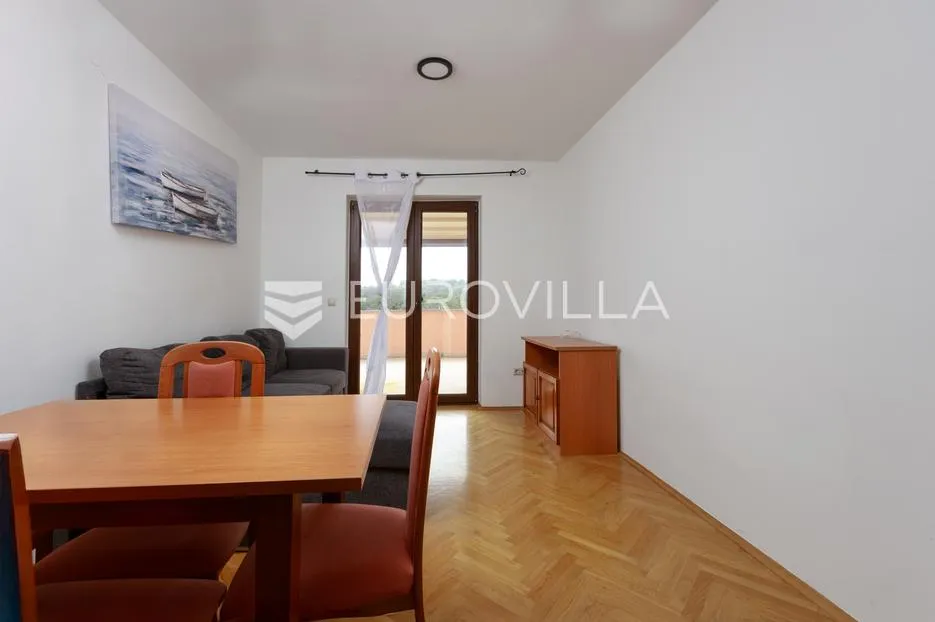 krk, uređen trosoban apartman, velika terasa s otvorenim pogledom - slika 6