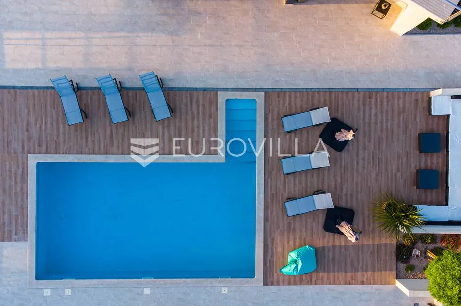 šibenik, prekrasna villa s bazenom i košarkaškim igralištem - slika 14