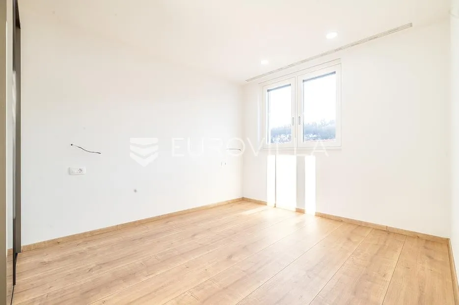 zagreb, mlinovi, luksuzan četverosoban stan 152 m² u duplex kući s garažom - slika 8