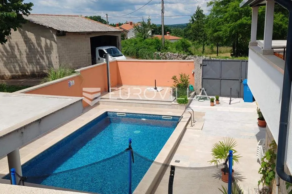 istra, tinjan, samostojeća kuća s bazenom i okućnicom 350m2 - slika 12