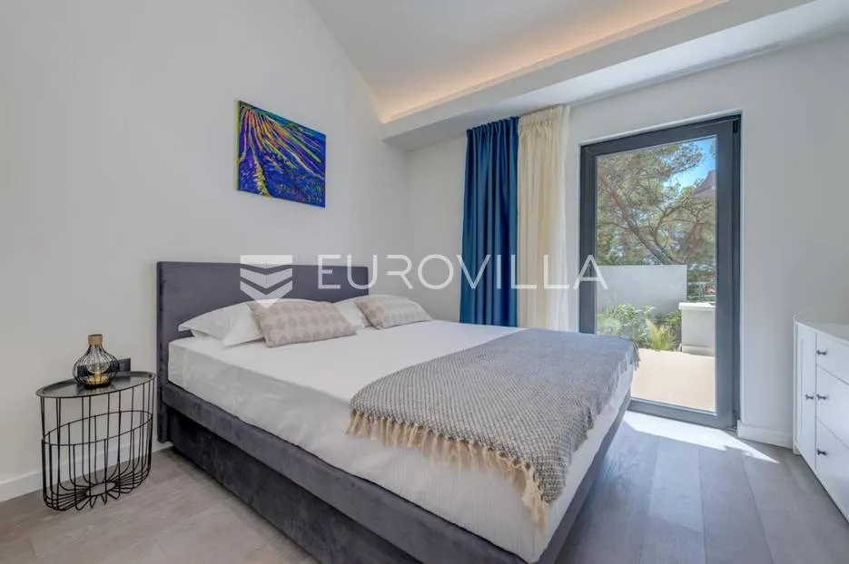 brač- prekrasna moderna vila s bazenom - slika 12