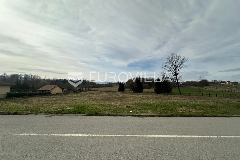 Požega, Varelovac, građevinsko zemljište 7160 m² uz glavnu prometnicu