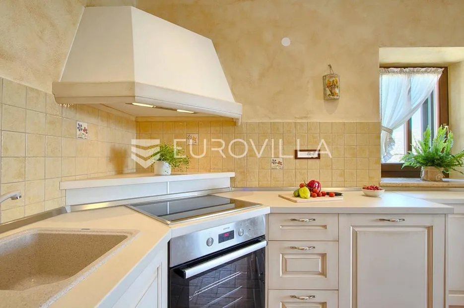 istra, poreč - elegantna kamena vila s bazenom, iznimno kvalitete gradnje - slika 22